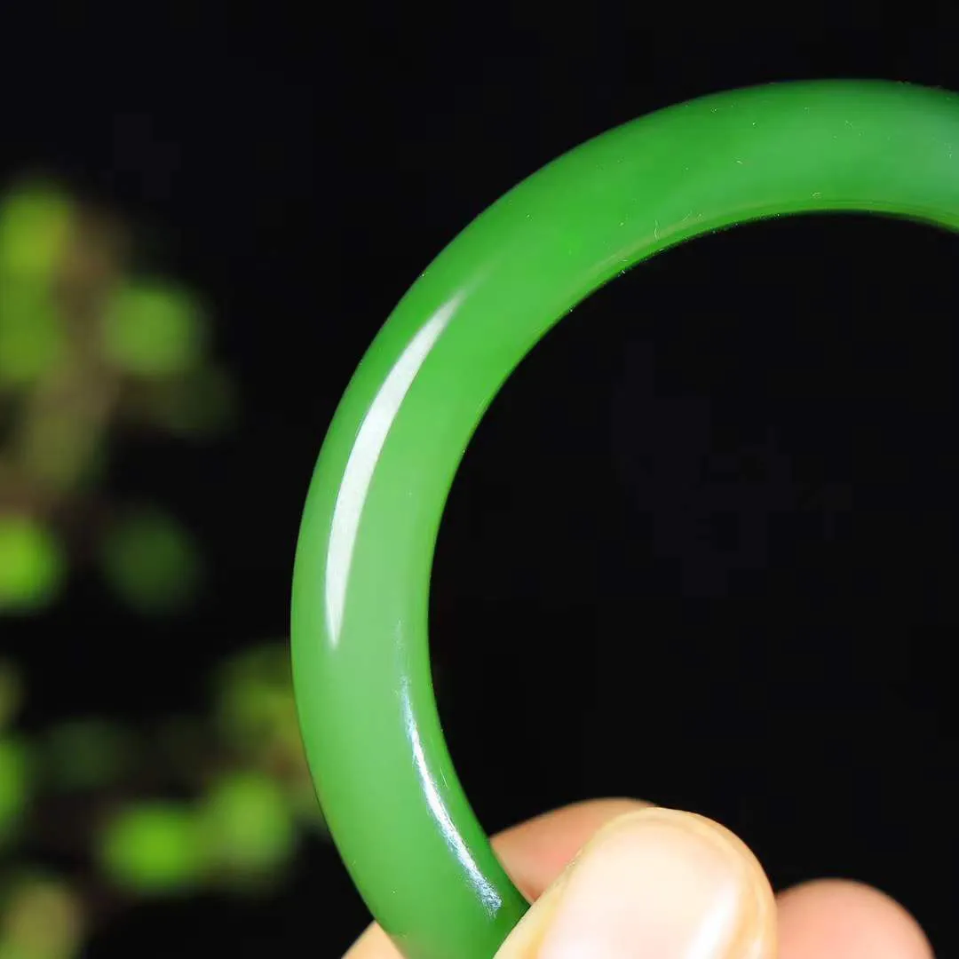 【婉约佳人.手镯】

臻品️和田玉碧玉手镯 玉质温润细腻 油性十足 手感舒适，高华雅逸，线条流畅，简约大气，美自天成，素雅高贵。佩戴于腕间，婉约之美，举手投足间透出那份低调奢华。重65克 内径56.6mm尺寸13.6-9.3mm 56302278YY