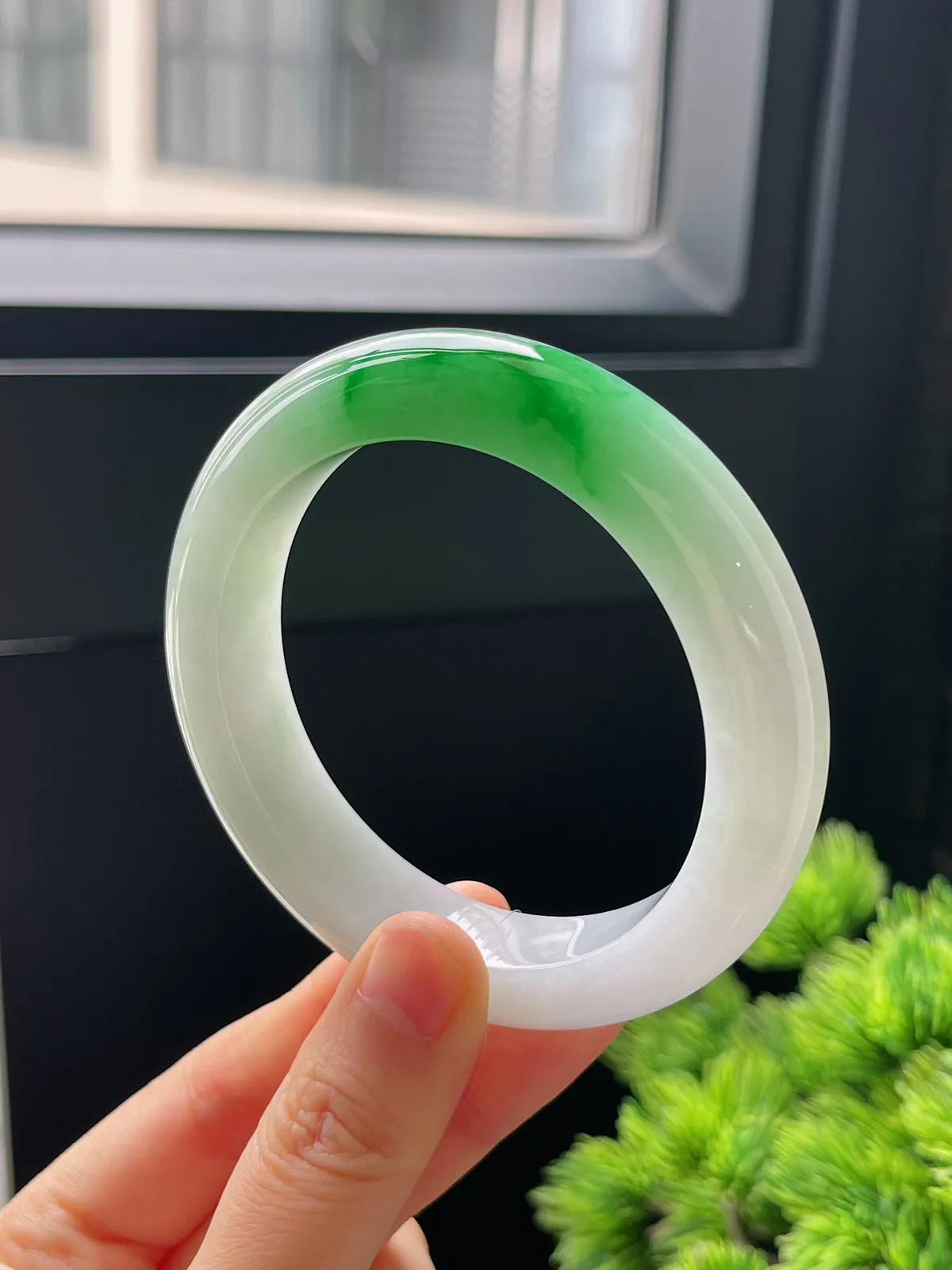 正圈56.2圈口，翡翠糯化种飘绿手镯