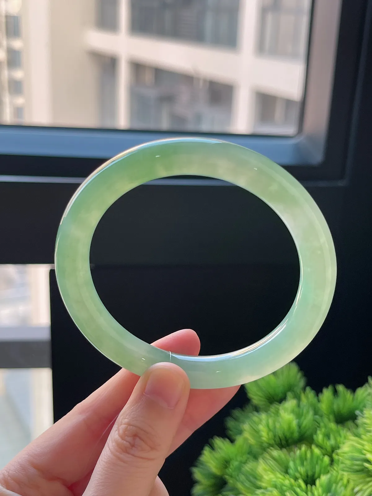 圆镯60圈口，翡翠冰糯种浅绿色手镯