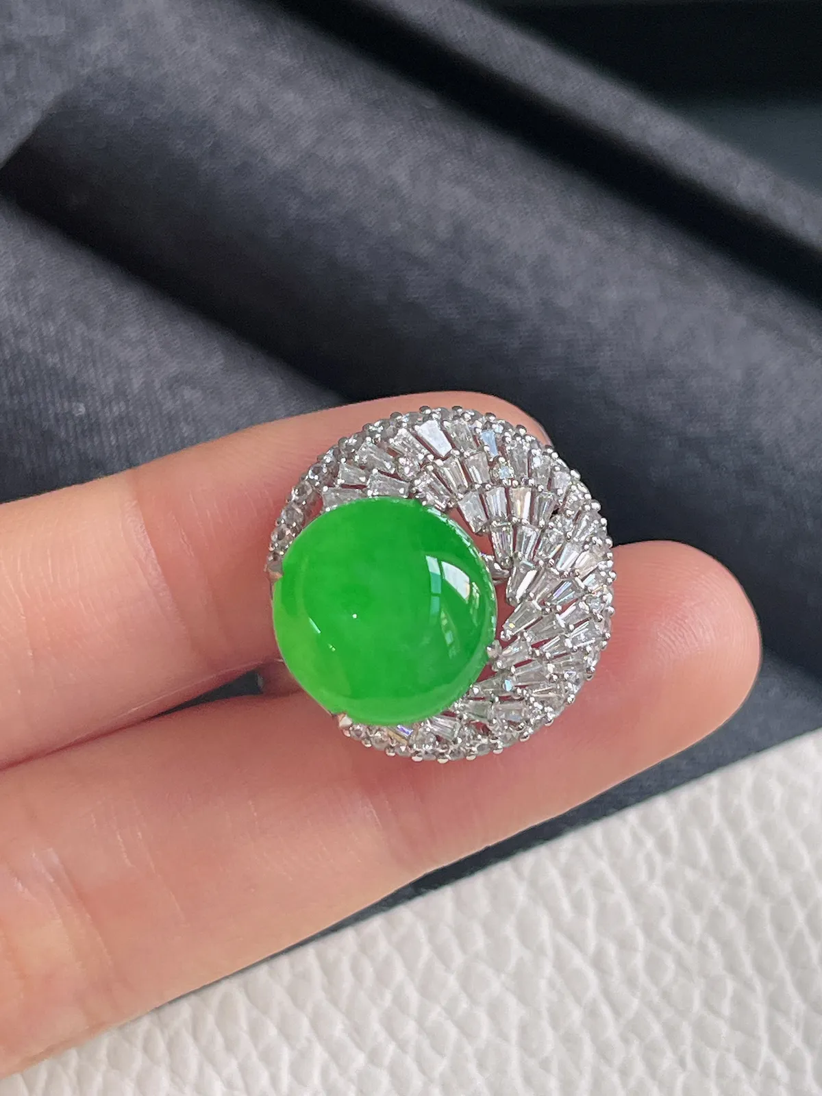 18k金伴钻石翡翠冰糯种绿色戒指