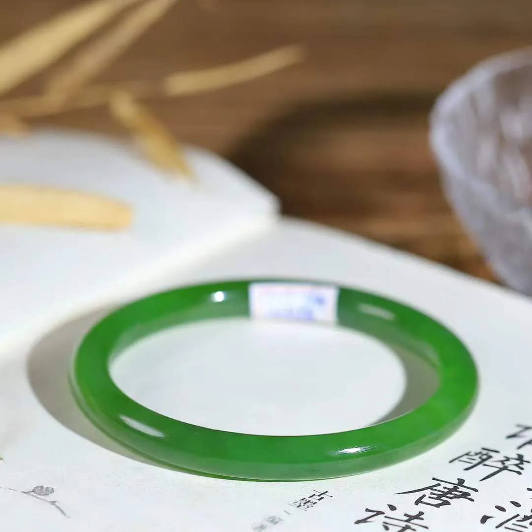 【情有独钟.手镯】

精品和田玉碧玉手镯 玉质温润细腻 油性十足 手感舒适，高华雅逸，线条流畅，简