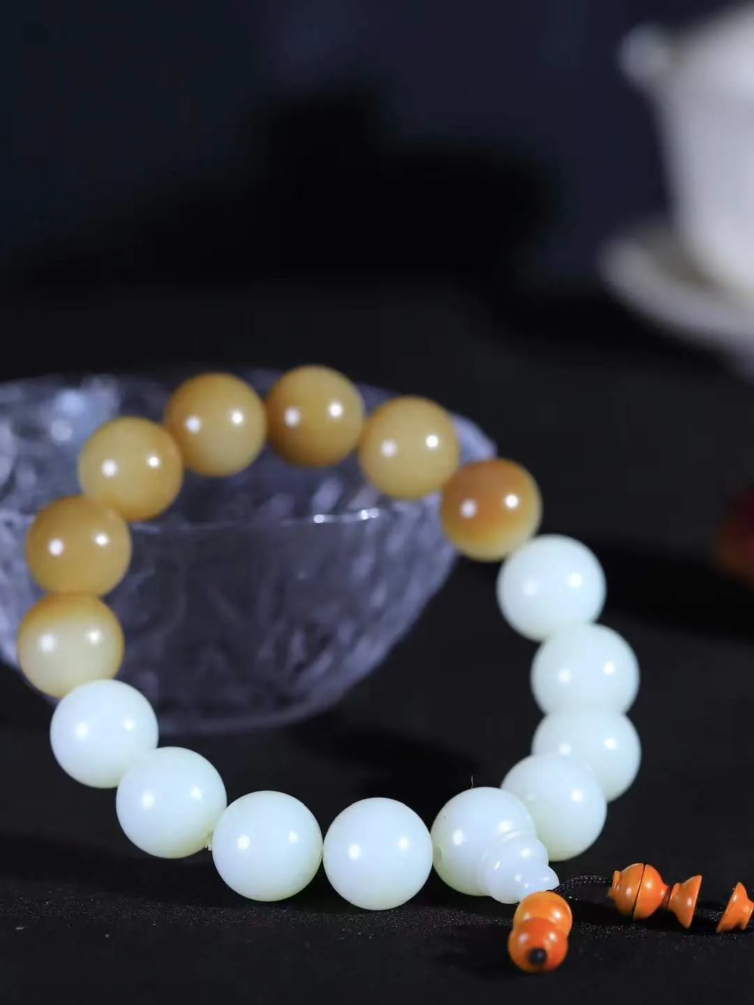 【珠圆玉润.手串】

精品和田玉糖白玉珠圆玉润手串 玉质温润细腻  整串打磨圆润，佩戴舒适。珠珠落玉盘，间关莺语花底滑，一生美好时光，无论身在何处，都有它相伴相守。事事顺遂，幸福美满，吉祥如意。重67.5克 尺寸取一14mm FDL-16102800