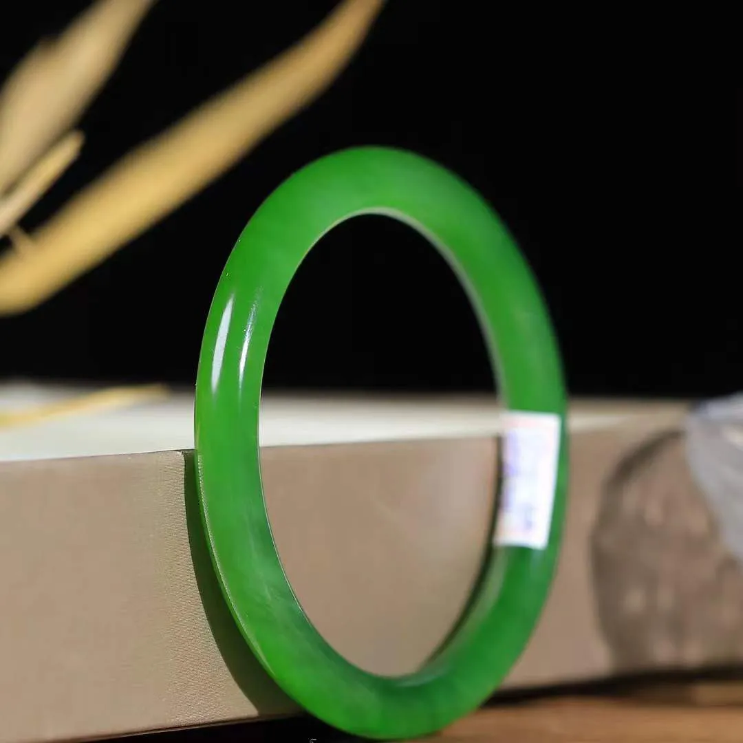 【腕间柔情.手镯】   

收藏级和田玉碧玉手镯 玉质温润细腻 油性十足 古朴秀雅 轻抚岁月的栏杆