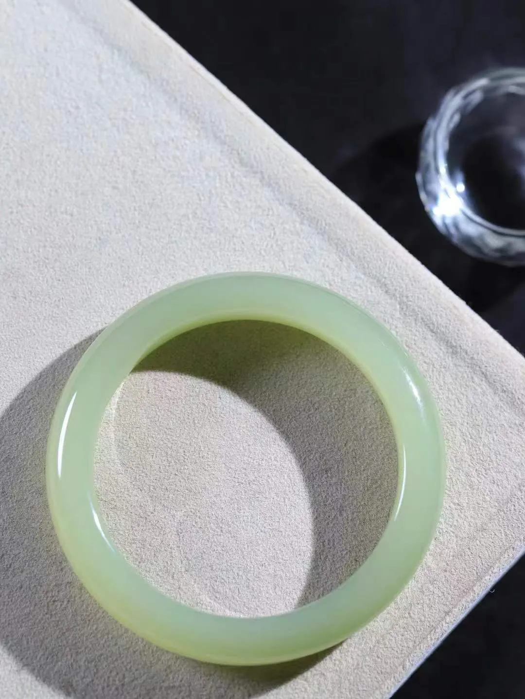 【岁月之韵.手镯】

精品和田玉晴水手镯，色泽淡雅如雨后初晴的天空，清新脱俗。手镯圆润饱满，寓意圆满和谐，承载着岁月的温柔与时光的沉淀。无论是日常佩戴还是珍藏，都是对美好生活的诗意表达。重50.5克  尺寸56-11.5-8.5mm  56152804L