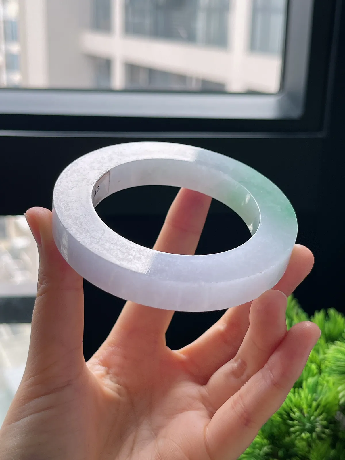 翡翠冰糯种飘绿毛坯，⭕️正圈最大做62，圆条最大做58；最小做53.6