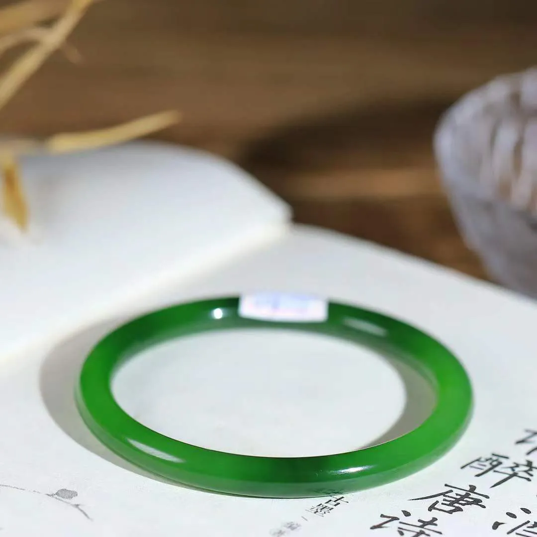 （柔情似水.手镯）

精品和田玉碧玉手镯，玉质温润细腻，镯型饱满圆润，优雅知性，姽婳于幽静兮，又婆