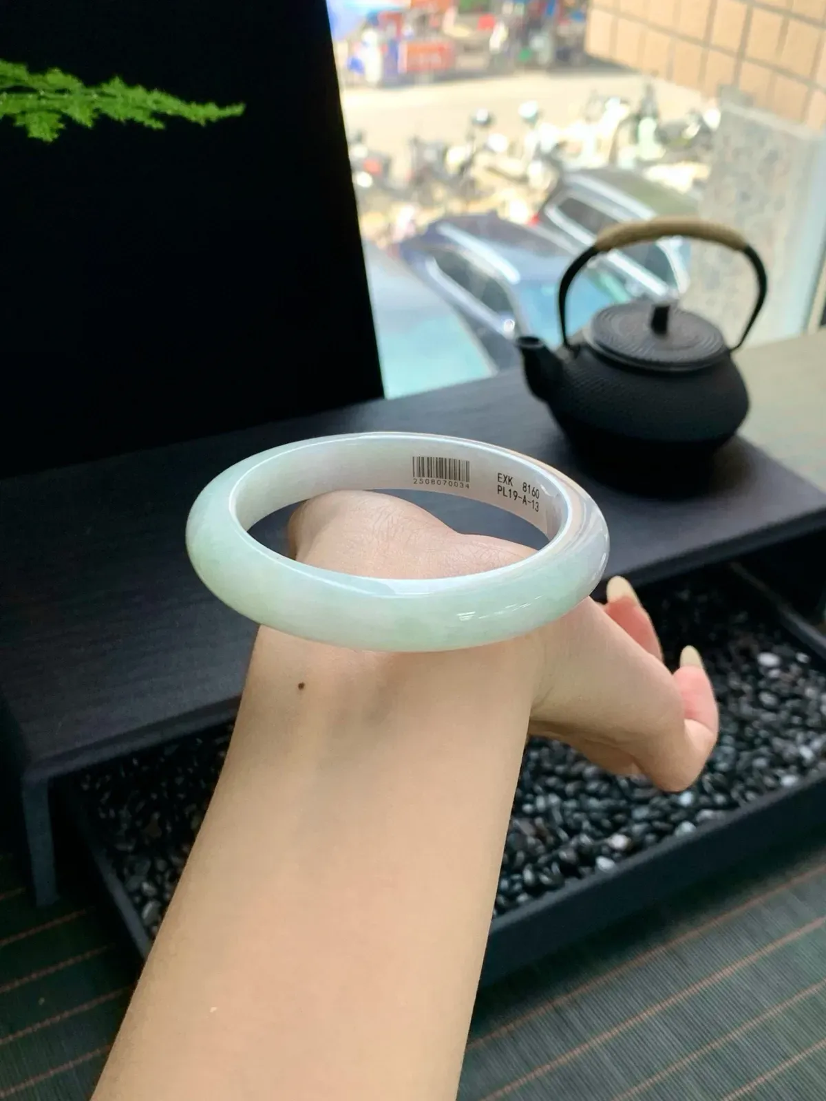 【甜果绿手镯】
清澈透亮，充满了生机，佩戴在手腕上仿佛置身于一片清爽的绿州之中，让人心旷神怡
【尺寸】60-12-9mm