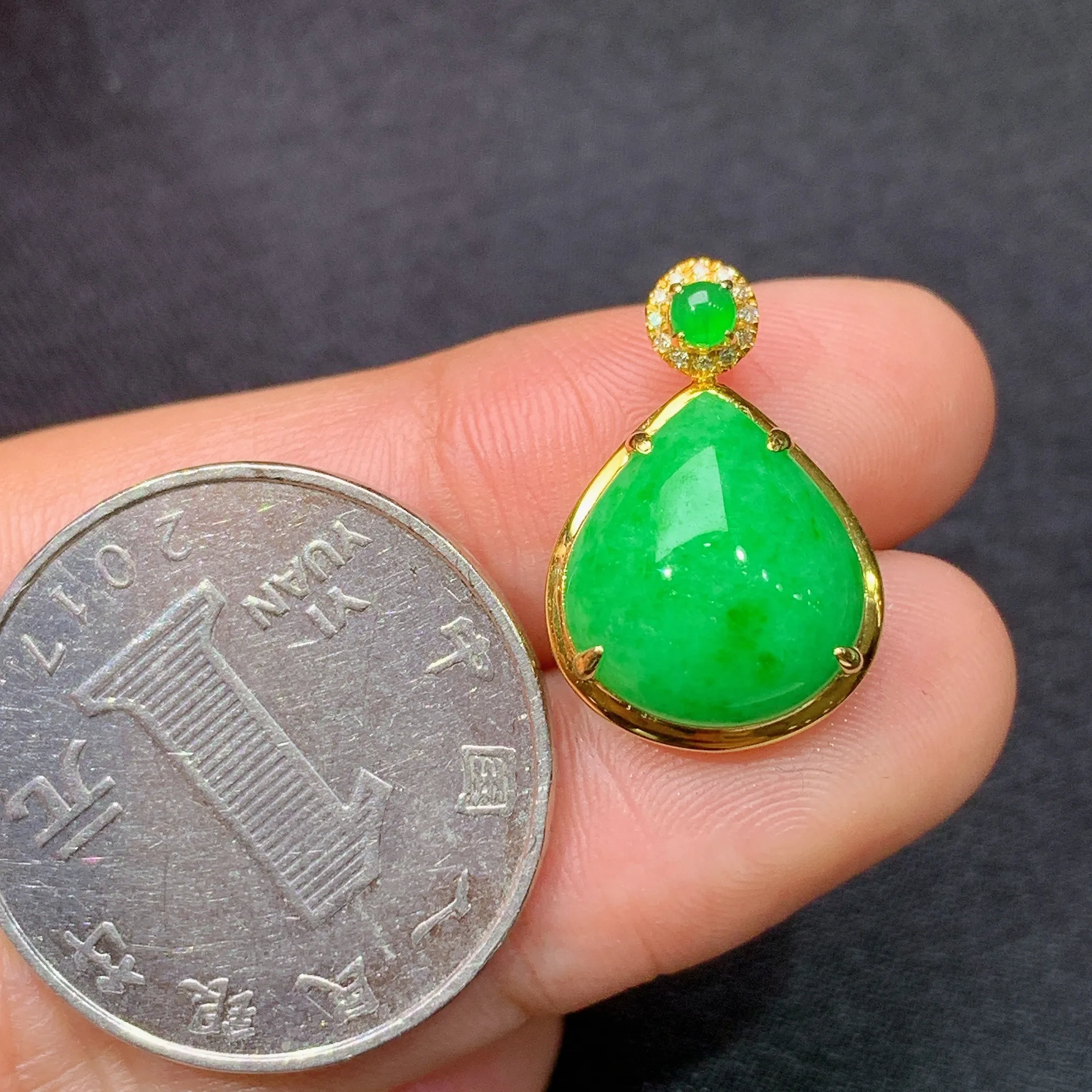 冰阳绿水滴吊坠，18k金镶嵌，冰润色阳，玉质细腻，种水足，整体尺寸 19.5*13*7.3