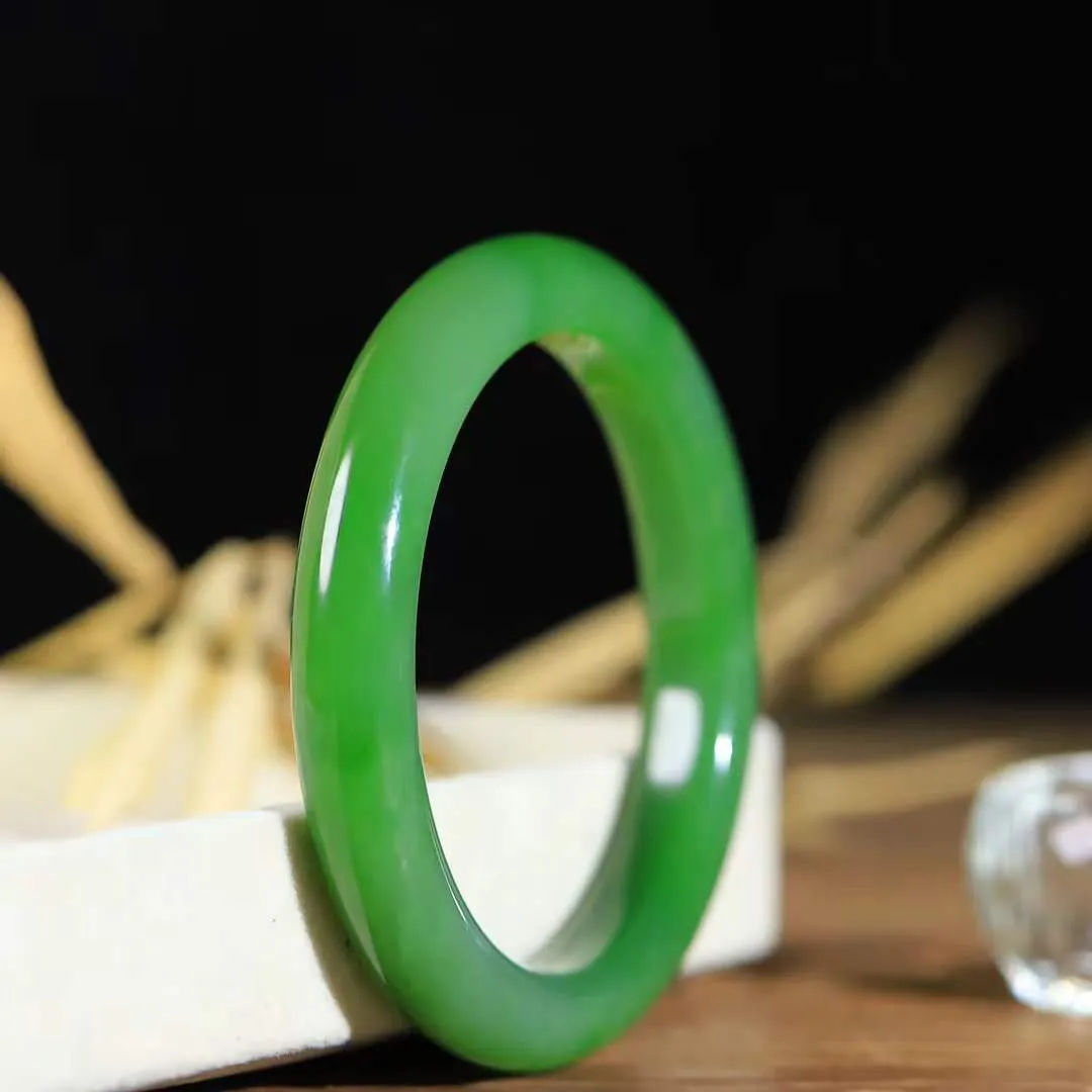 【腕间柔情.手镯】   

收藏级和田玉碧玉手镯 玉质温润细腻 油性十足 古朴秀雅 轻抚岁月的栏杆软香温玉，腕间玉镯轻轻晃动，令人情动心间，撷一缕月末的芬芳，把心思铺陈，时光静美，惟有你最温柔。重55.2克   尺寸58.5-11.3-9.2mm 17302278YY