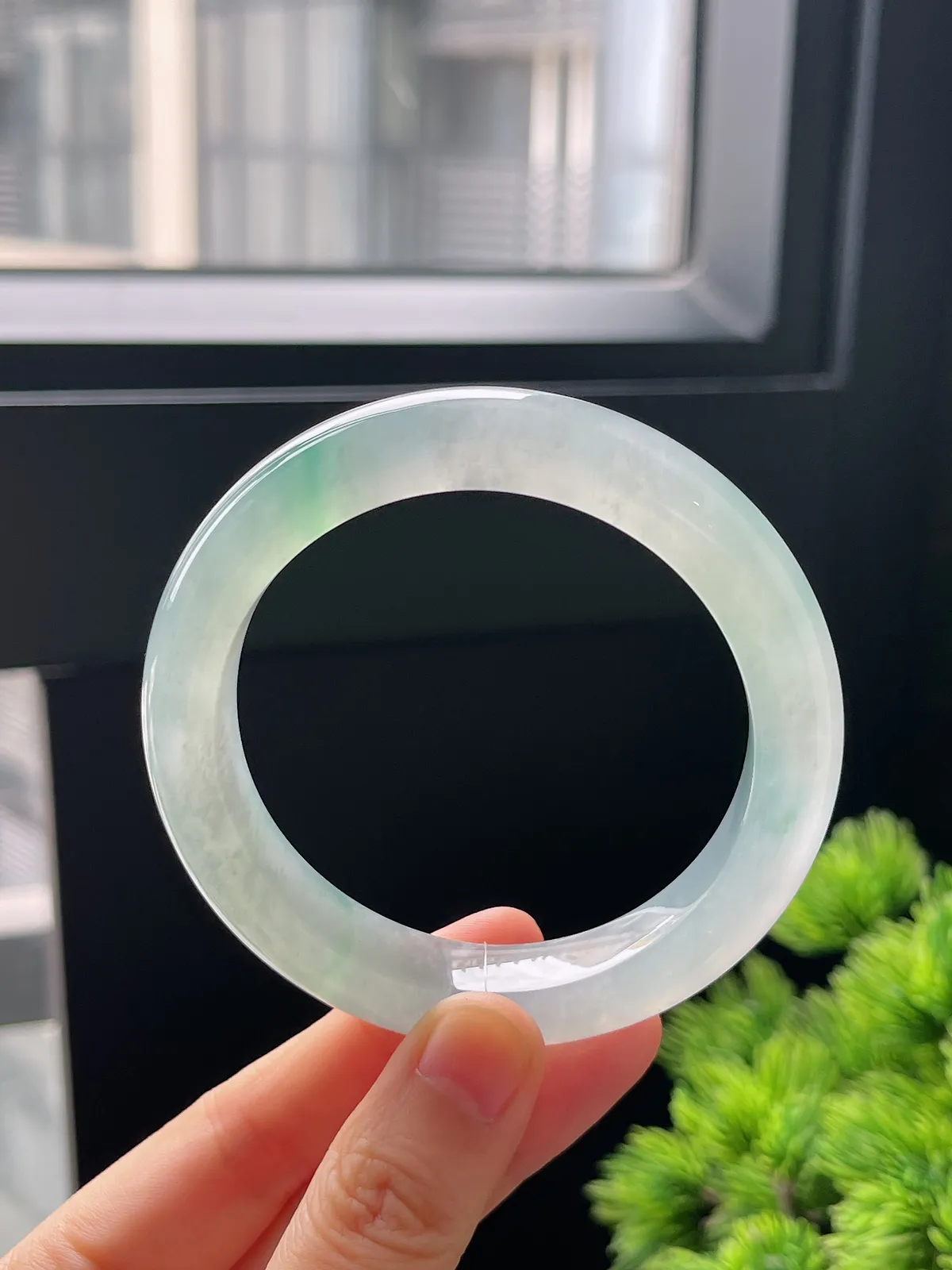 正圈55.7圈口，翡翠冰种飘绿手镯