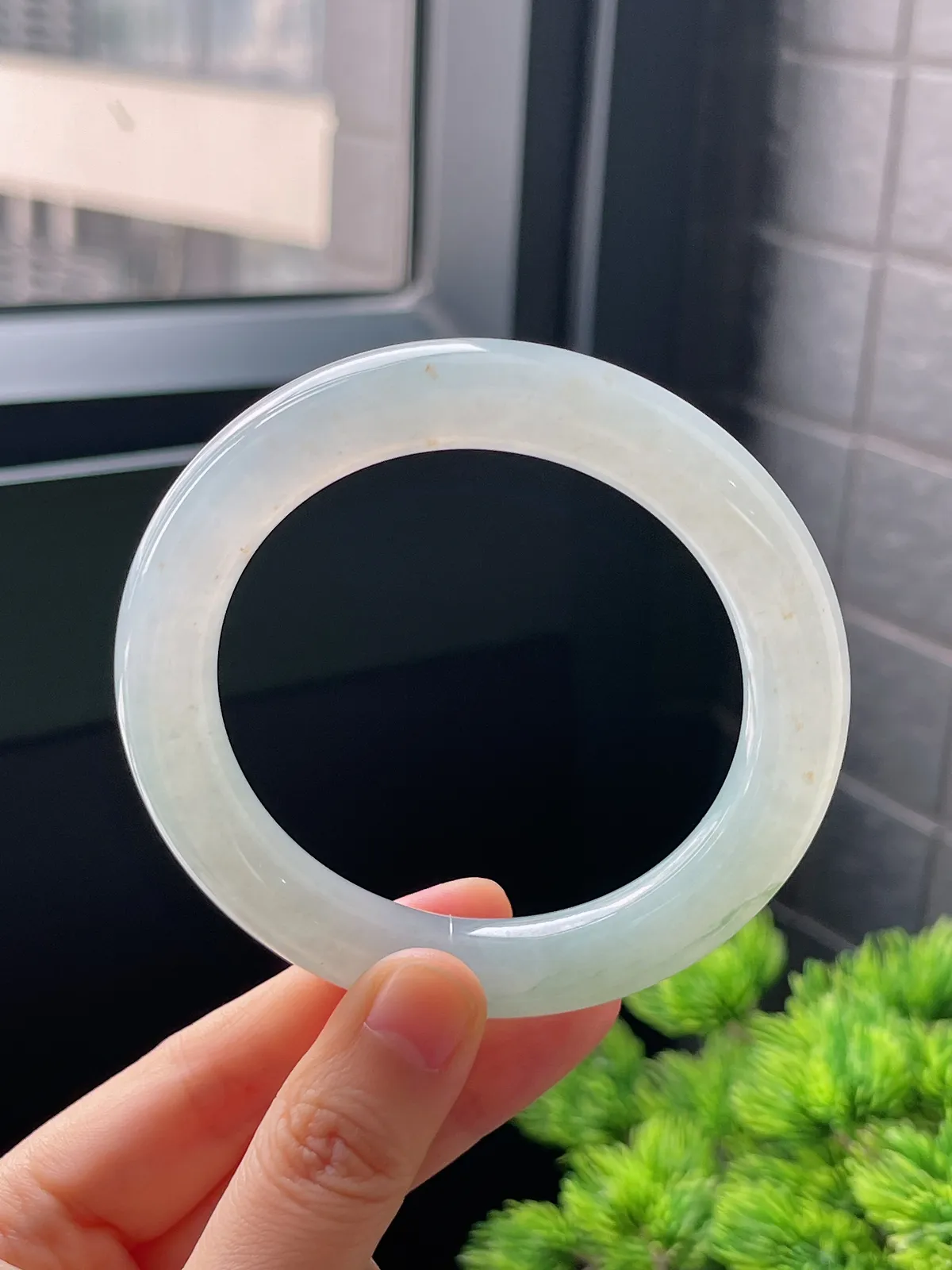 圆镯57.9圈口，翡翠冰糯种淡绿色手镯