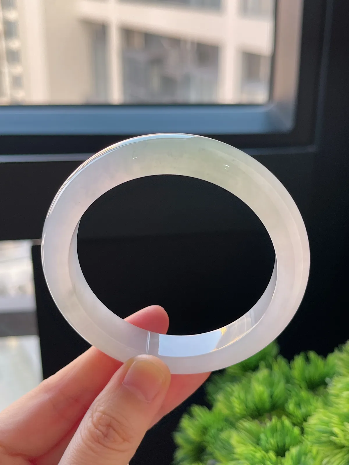 正圈56.8圈口，翡翠冰糯种淡绿色手镯