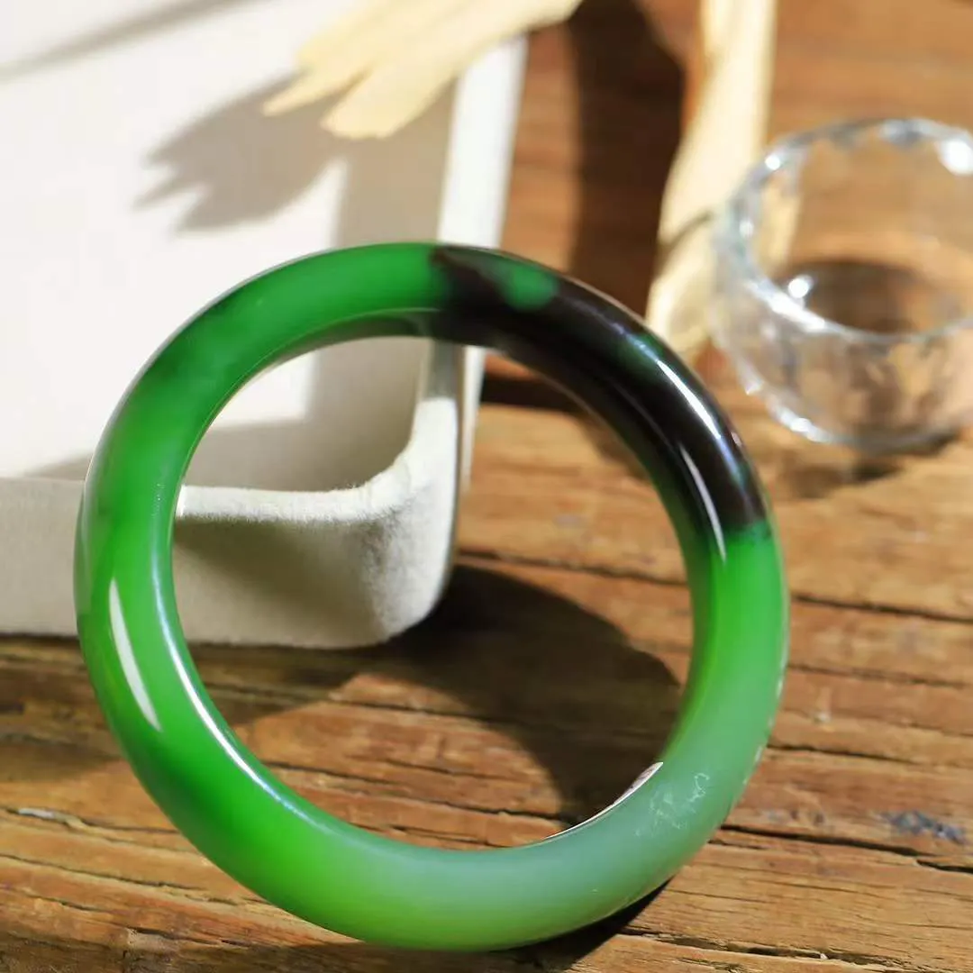 【诗情画意.手镯】

臻品和田玉碧玉手镯   细腻油脂,手感润滑。意韵飘渺，温雅细腻，工艺精湛，️氤氲诗意的美跃然于手腕之间，给人以出尘的风雅，优美脱俗，气质非凡。重68.8克 内径58.4mm尺寸13.5-9.5mm  93302278YY