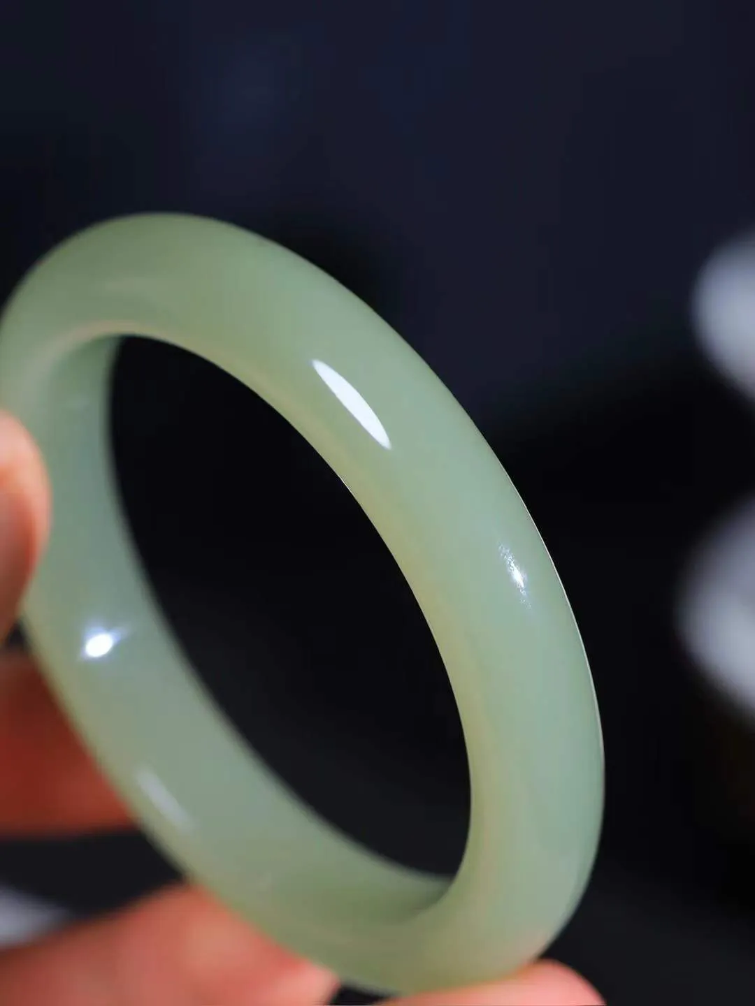 【岁月之韵.手镯】

精品和田玉晴水手镯，色泽淡雅如雨后初晴的天空，清新脱俗。手镯圆润饱满，寓意圆满和谐，承载着岁月的温柔与时光的沉淀。无论是日常佩戴还是珍藏，都是对美好生活的诗意表达。重50.5克  尺寸56-11.5-8.5mm  56152804L