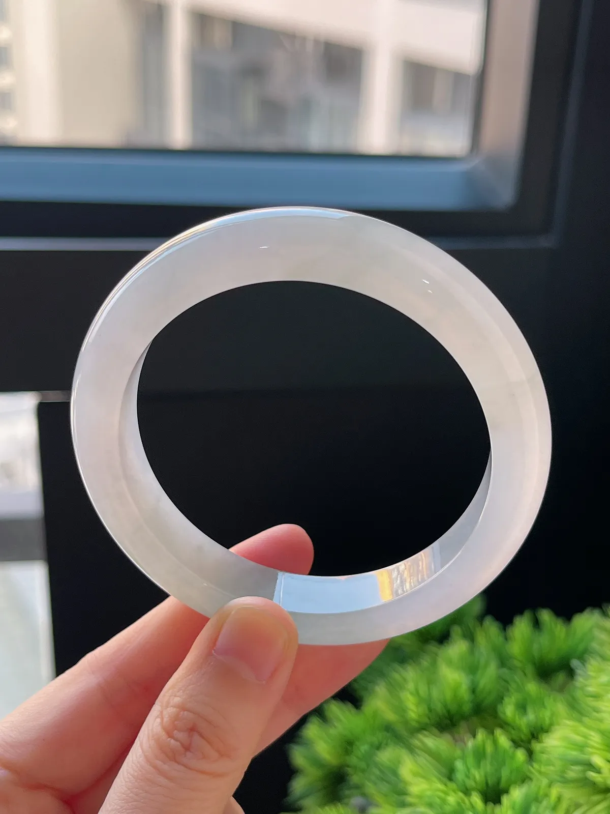 正圈56.8圈口，翡翠冰糯种淡绿色手镯