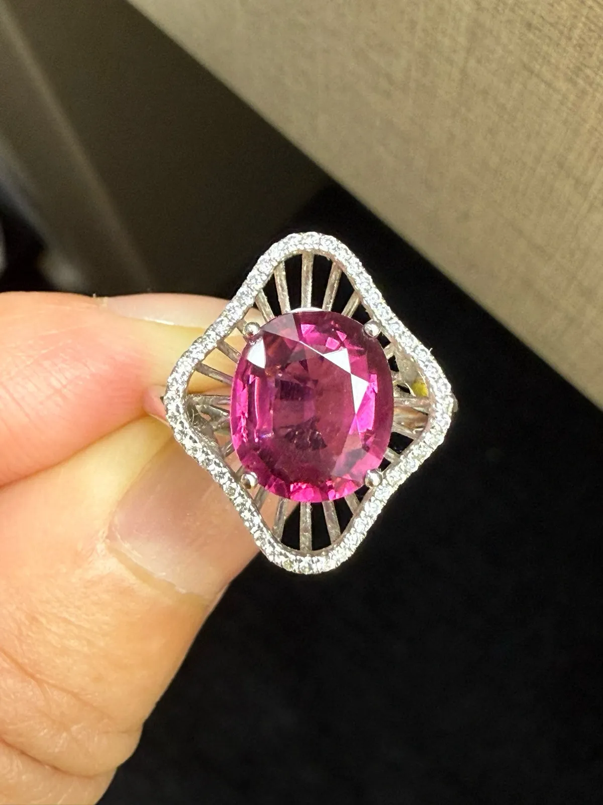 18k金镶嵌天然碧玺戒指！颜色超美！整体尺寸18.7*15.7mm，重4.186克，圈口14可改