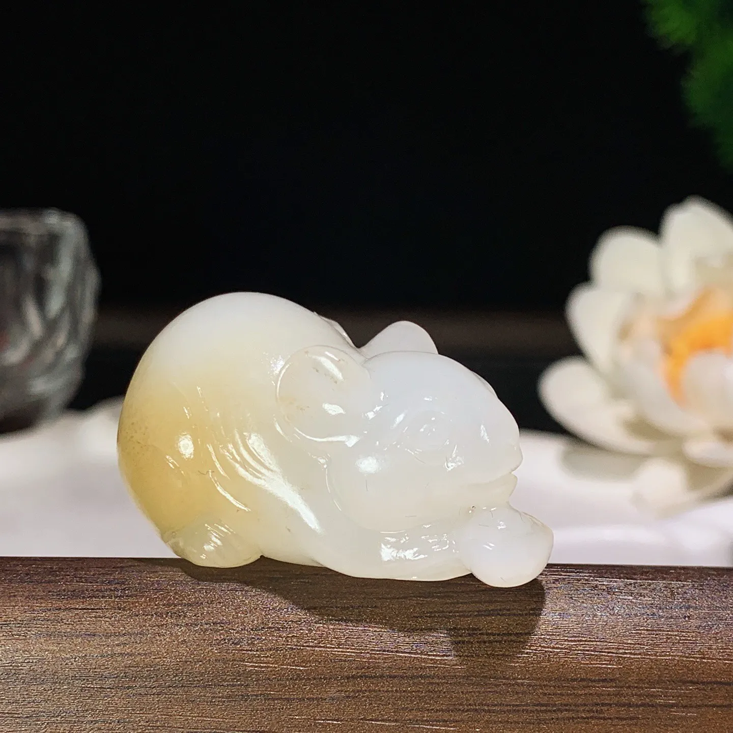 新疆和田玉且末糖生肖鼠挂件 尺寸40/24:21重28克。玉质细腻油润。手推出油。佩戴高端典雅。lt