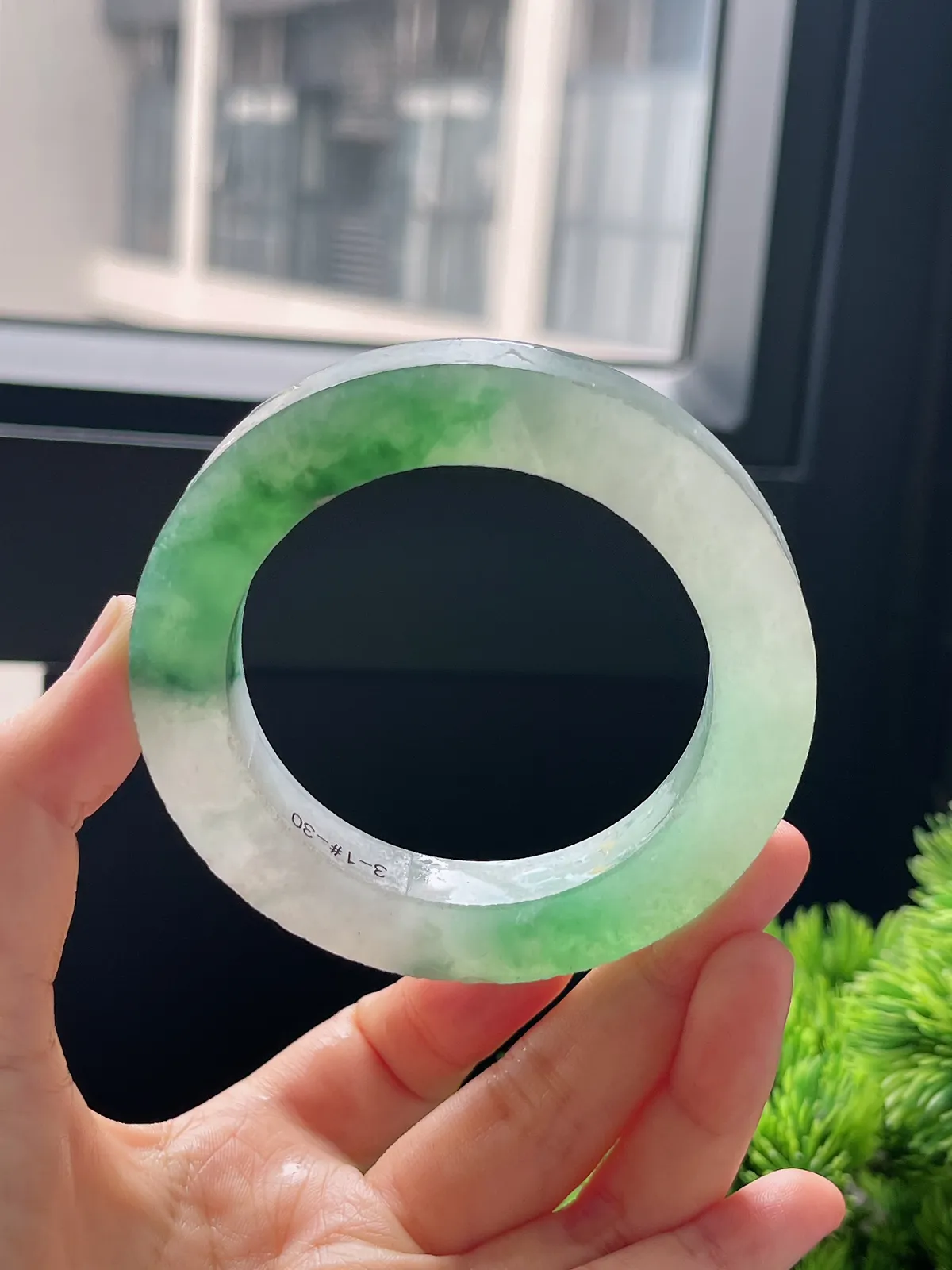 翡翠冰糯种飘绿毛坯，⭕️正圈最大做61，圆条最大做57；最小做55