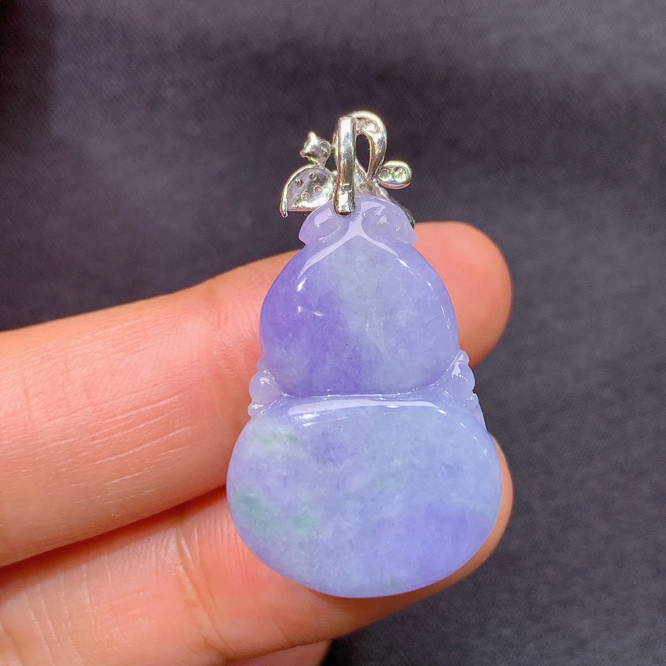 冰紫罗兰葫芦吊坠，18k金镶嵌，温润细腻，颜色浓郁，种水足 整体尺寸32.6*18.1*8.2