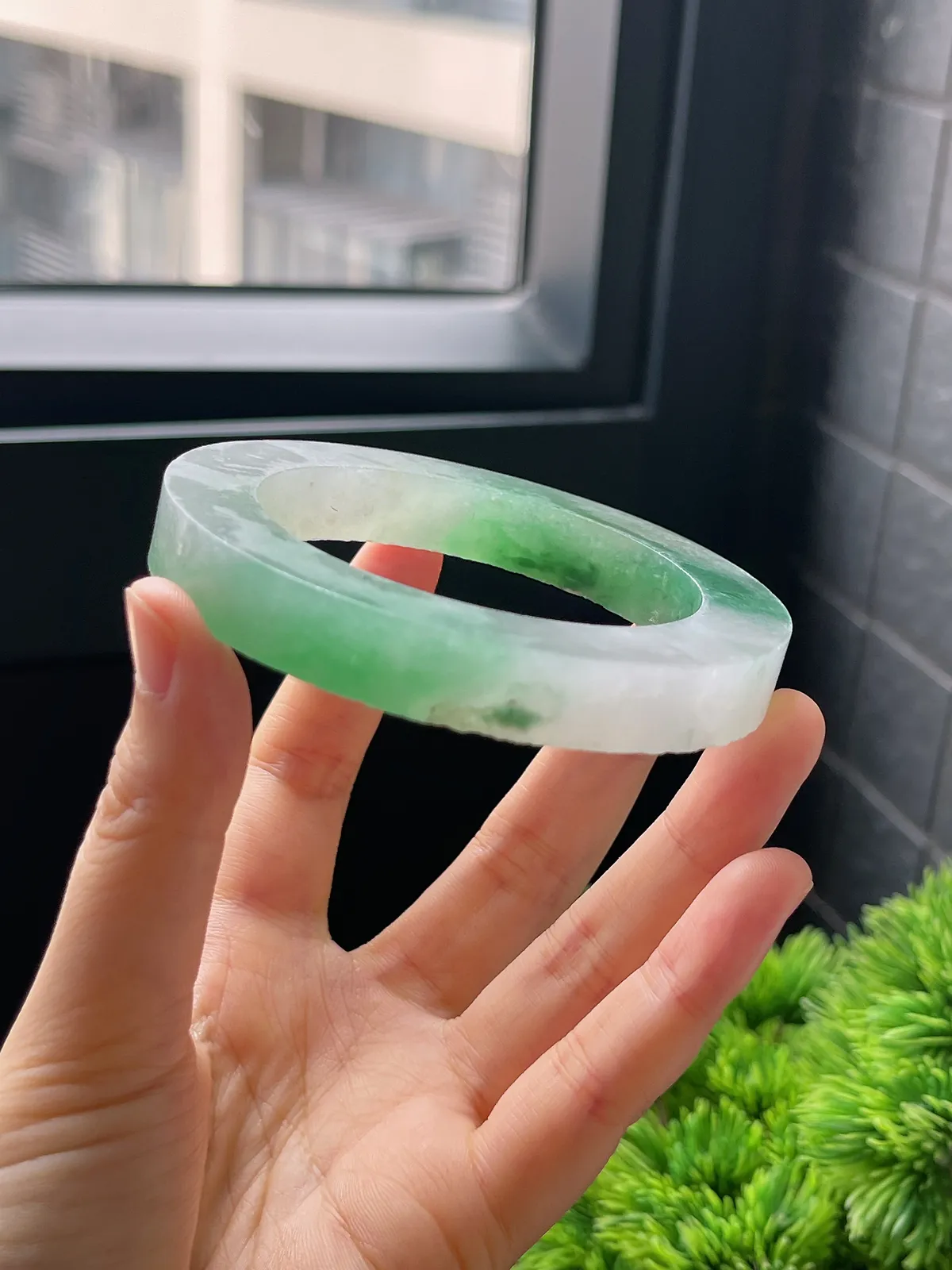 翡翠冰糯种飘绿毛坯，⭕️正圈最大做61，圆条最大做57；最小做55