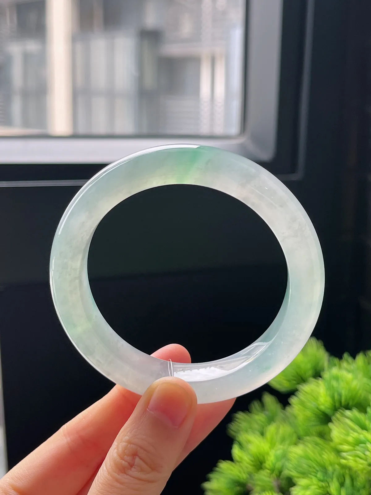 正圈55.7圈口，翡翠冰种飘绿手镯