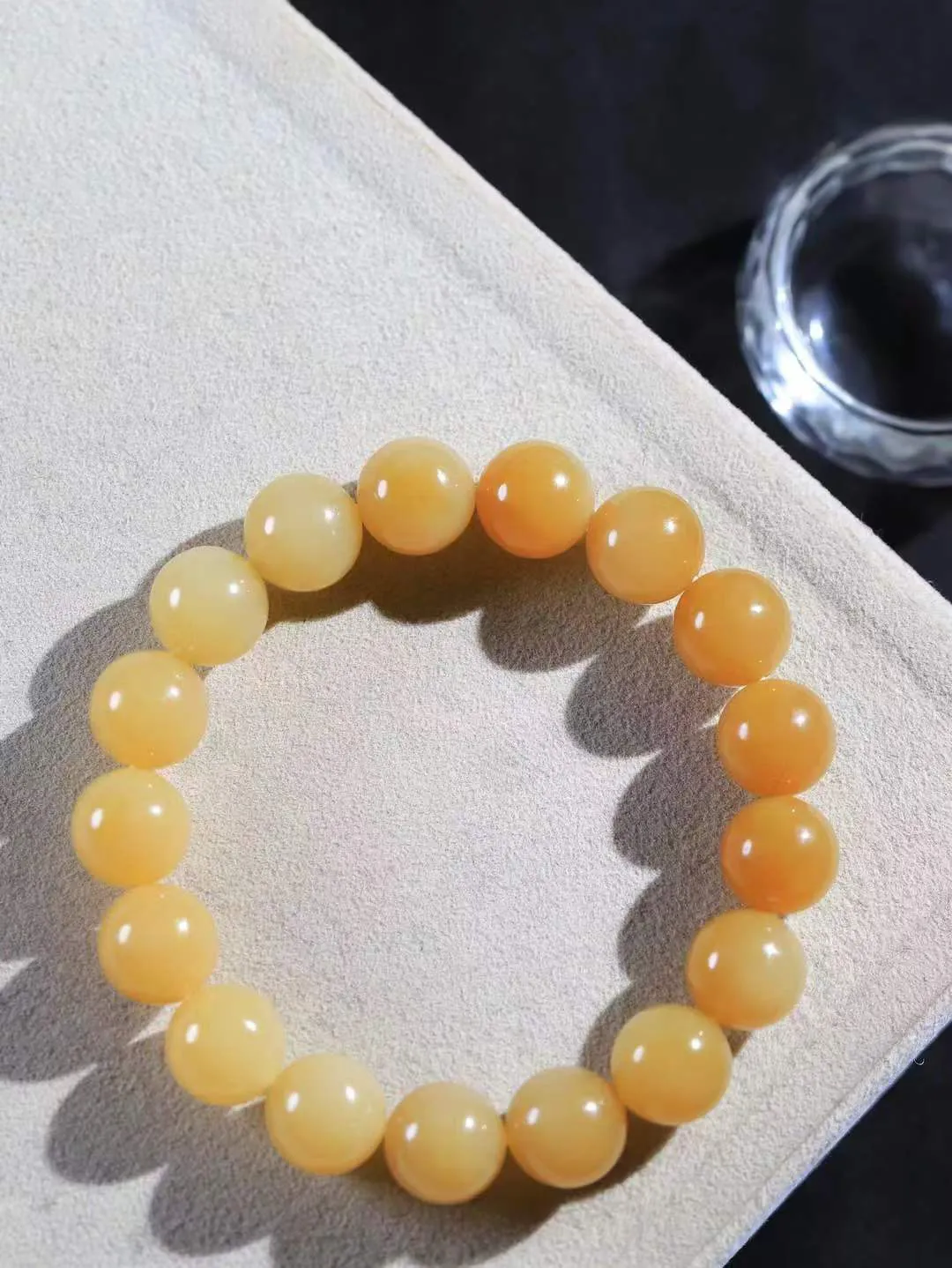 【珠圆玉润.手串】

精品和田玉糖玉珠圆玉润手串 玉质温润细腻  整串打磨圆润，佩戴舒适。珠珠落玉盘，间关莺语花底滑，一生美好时光，无论身在何处，都有它相伴相守。事事顺遂，幸福美满，吉祥如意。重44.8克 尺寸取一12mm FDL-16102800