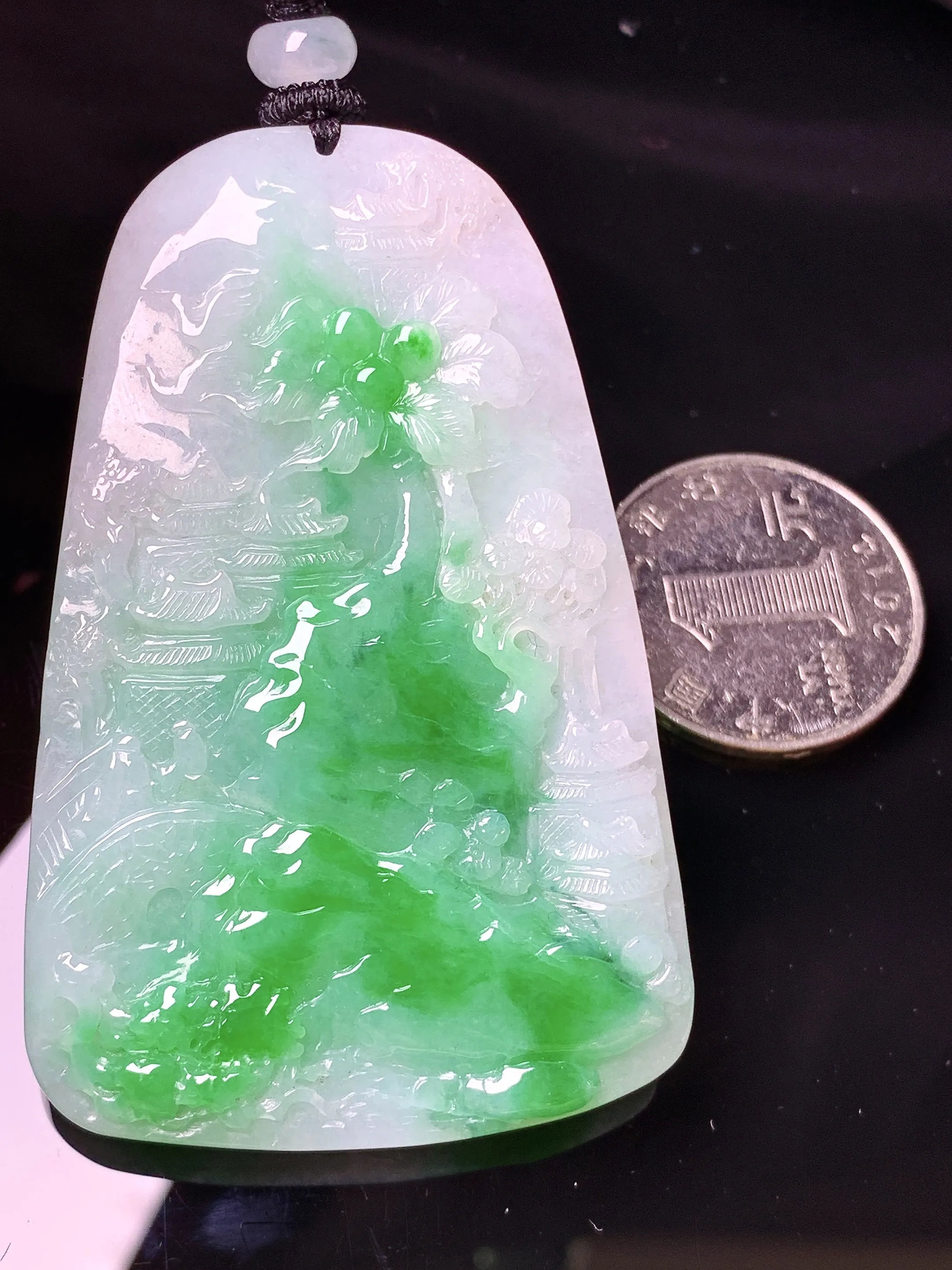 飘绿山水牌子吊坠 玉质细腻 色泽清新艳丽 整体尺寸64.3*41*7.2