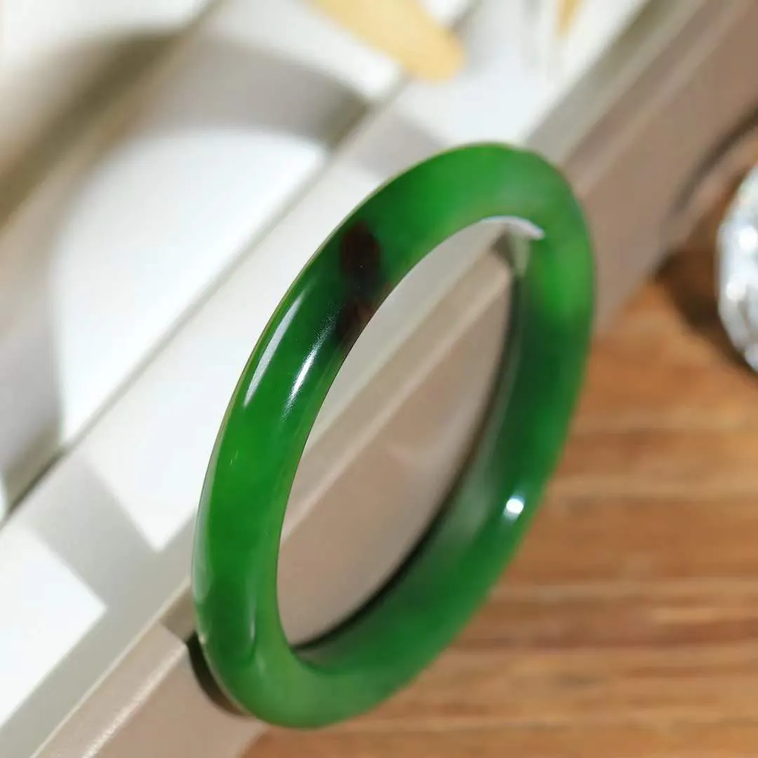 【诗情画意.手镯】

臻品和田玉碧玉手镯   细腻油脂,手感润滑。意韵飘渺，温雅细腻，工艺精湛，️氤氲诗意的美跃然于手腕之间，给人以出尘的风雅，优美脱俗，气质非凡。重38.3克 内径54.7mm尺寸9.7-8.5mm  93302278YY