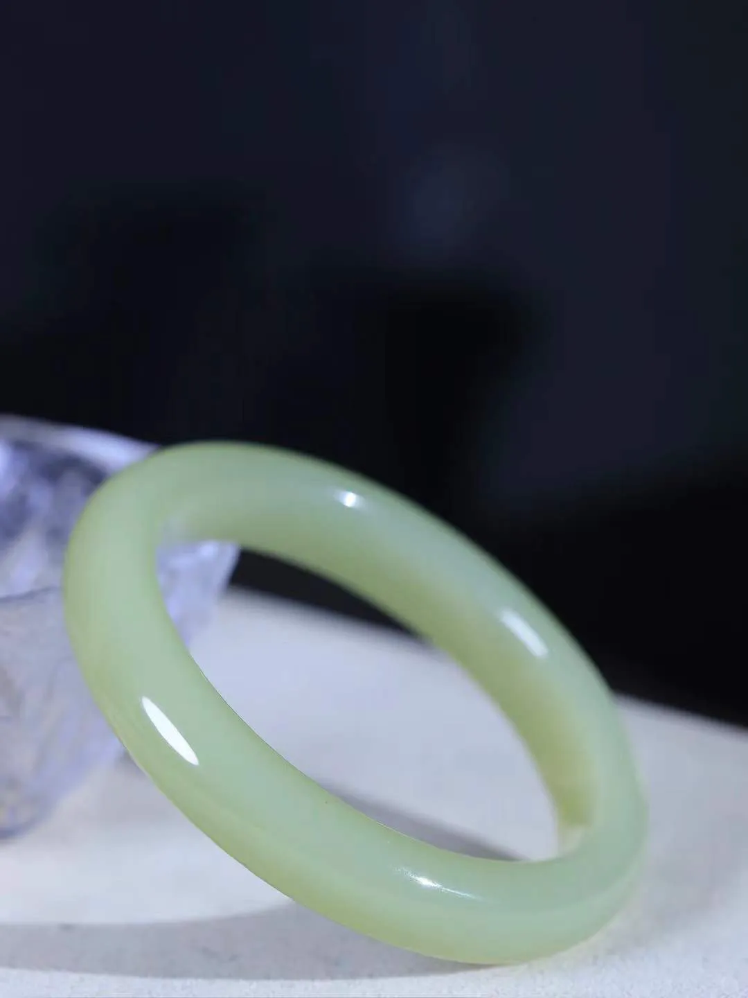 【岁月之韵.手镯】

精品和田玉晴水手镯，色泽淡雅如雨后初晴的天空，清新脱俗。手镯圆润饱满，寓意圆满和谐，承载着岁月的温柔与时光的沉淀。无论是日常佩戴还是珍藏，都是对美好生活的诗意表达。重50.5克  尺寸56-11.5-8.5mm  56152804L