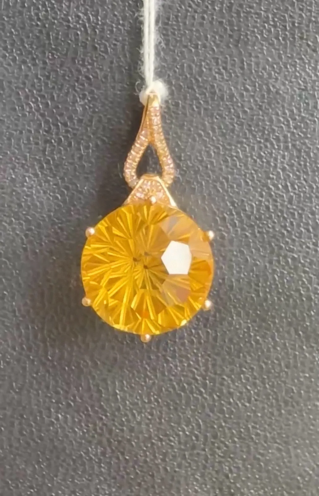 18k金钻石镶嵌天然黄水晶吊坠，尺寸23*12mm，重量2.74g