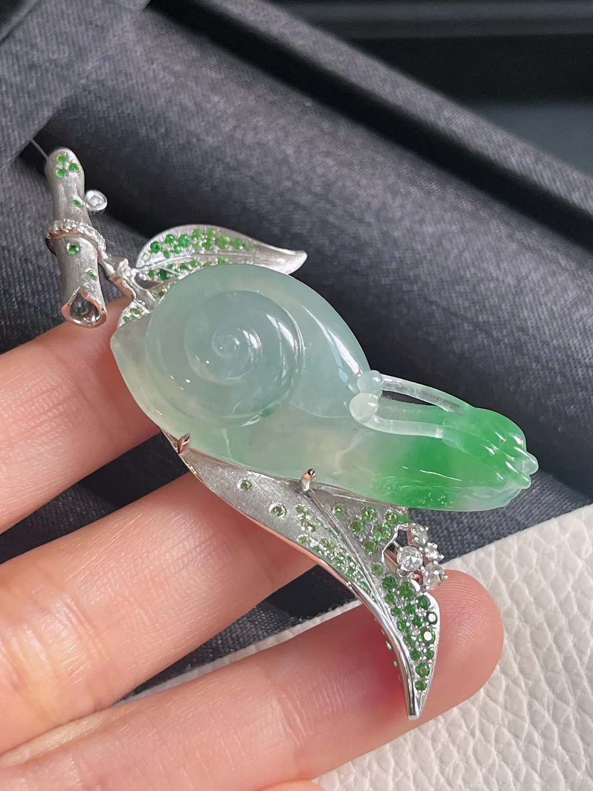 18k金翡翠蜗牛胸针