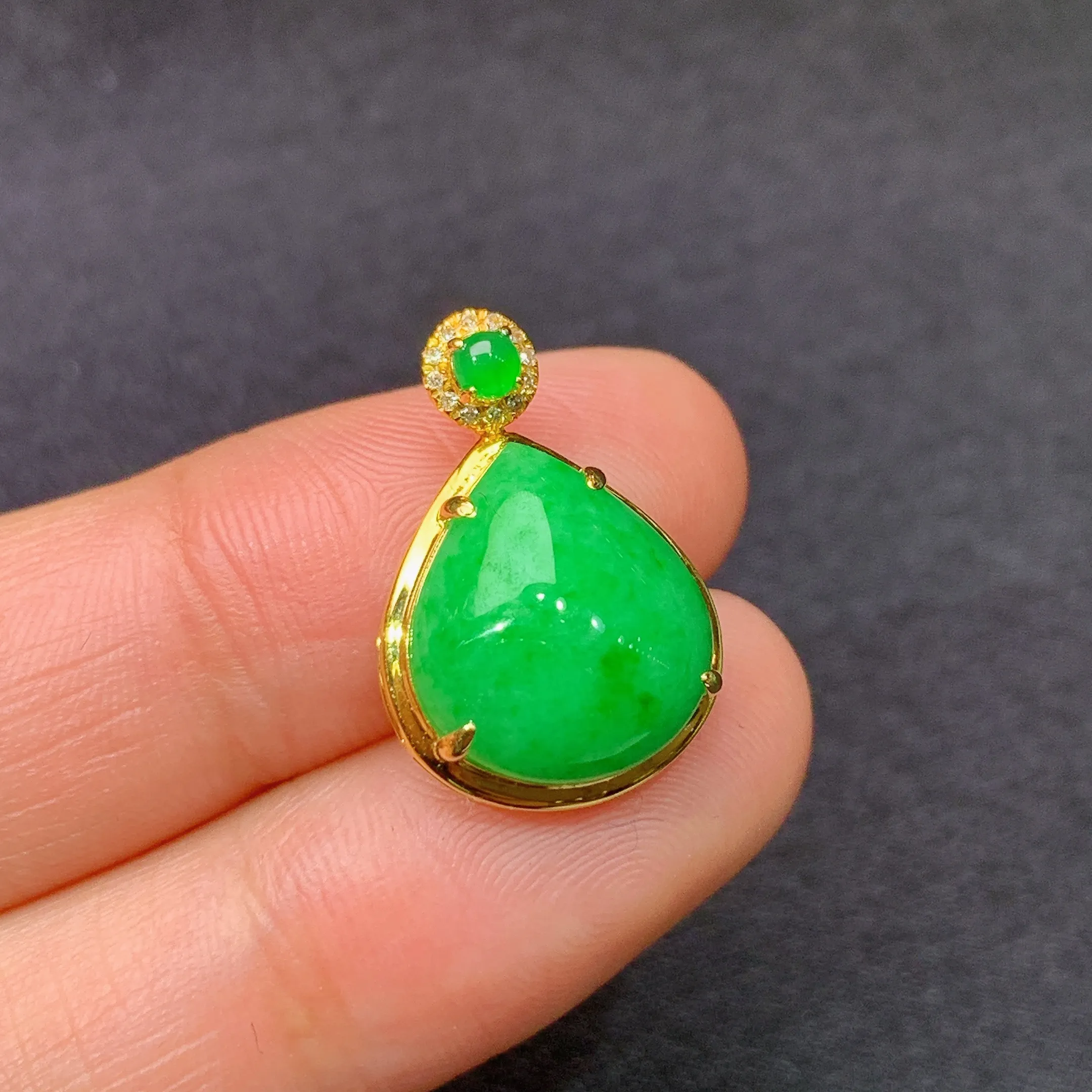 冰阳绿水滴吊坠，18k金镶嵌，冰润色阳，玉质细腻，种水足，整体尺寸 19.5*13*7.3