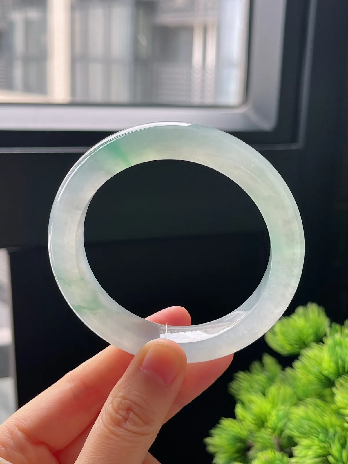 正圈55.7圈口，翡翠冰种飘绿手镯