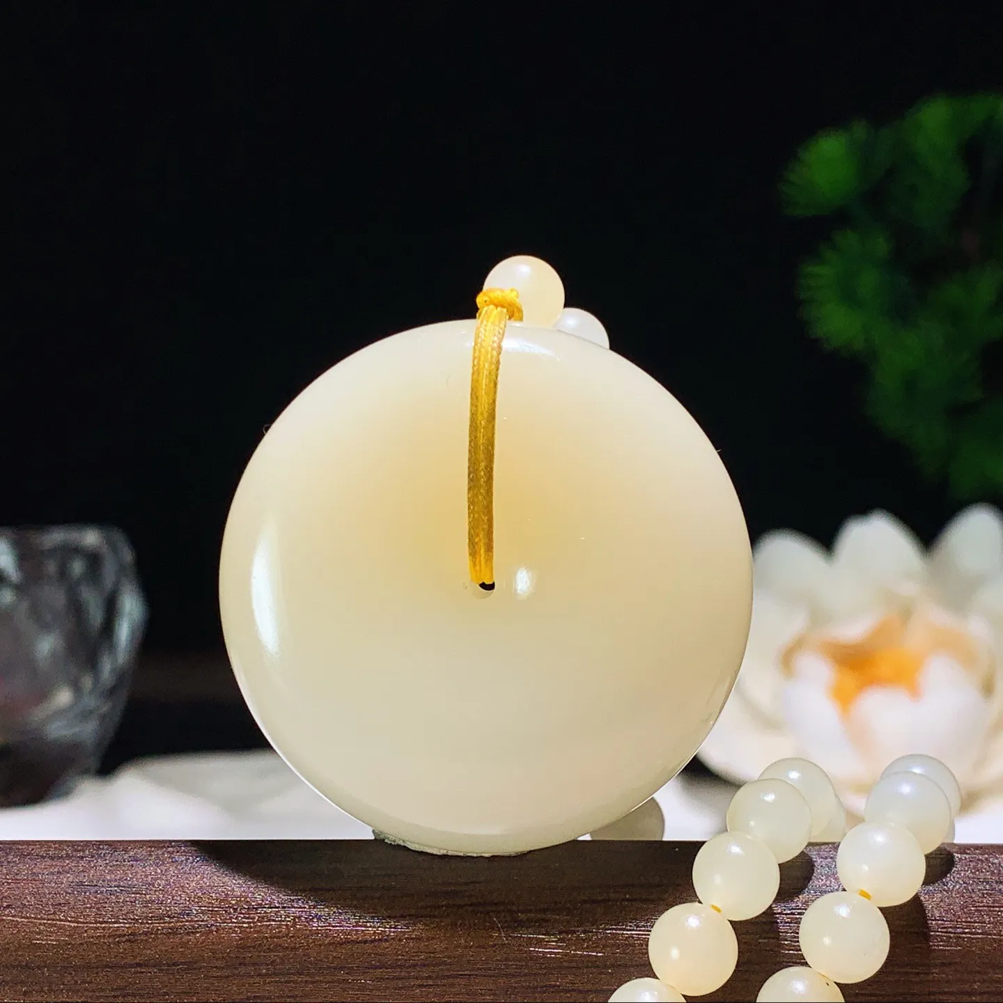 新疆和田玉且末糖平安扣挂件 尺寸38/12重70.5克。玉质细腻油润。手推出油。佩戴高端典雅。lt260128