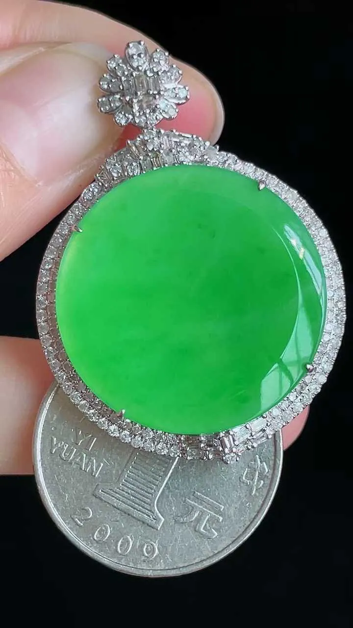 【翡翠名称】18K金镶钻冰阳绿平安无事圆牌吊坠
【翡翠尺寸】含金41.7/29.7/9mm
【翡翠描述】宝贝种老水足，玉质细腻，色泽靓丽，性价比高，佩戴效果好！
【其它赠送】权威证书/精美挂绳盒子/支持全国复检