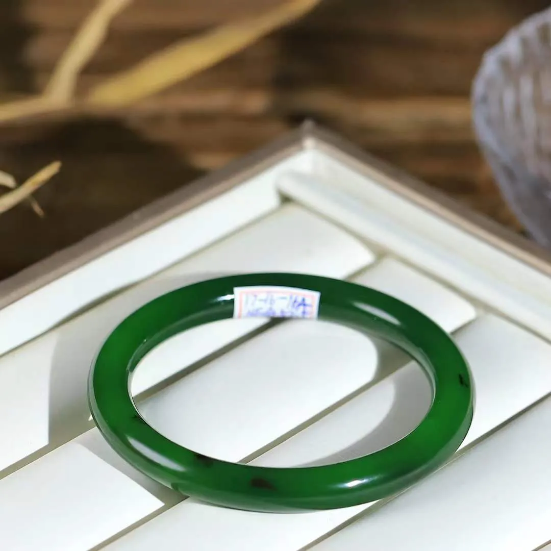 【倾心.手镯】

精品和田玉碧玉手镯 玉质温润细腻 油性十足 手感舒适，高华雅逸，线条流畅，简约大气