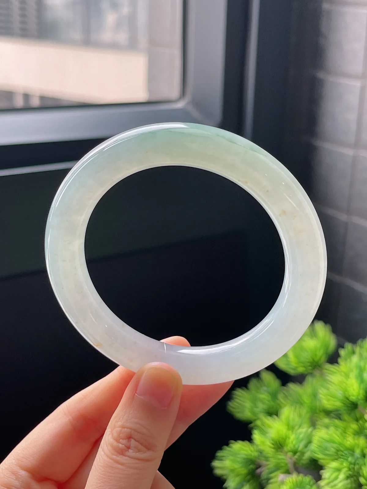 圆镯57.9圈口，翡翠冰糯种淡绿色手镯