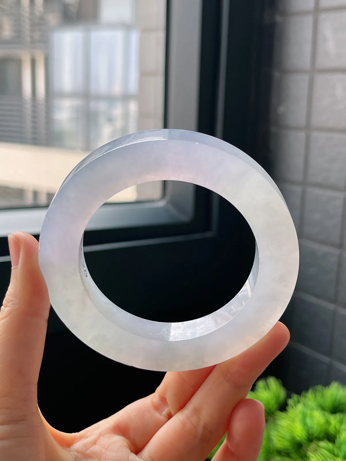 翡翠冰种淡紫色毛坯，⭕️正圈最大做63.2，圆条最大做59.2；最小做55