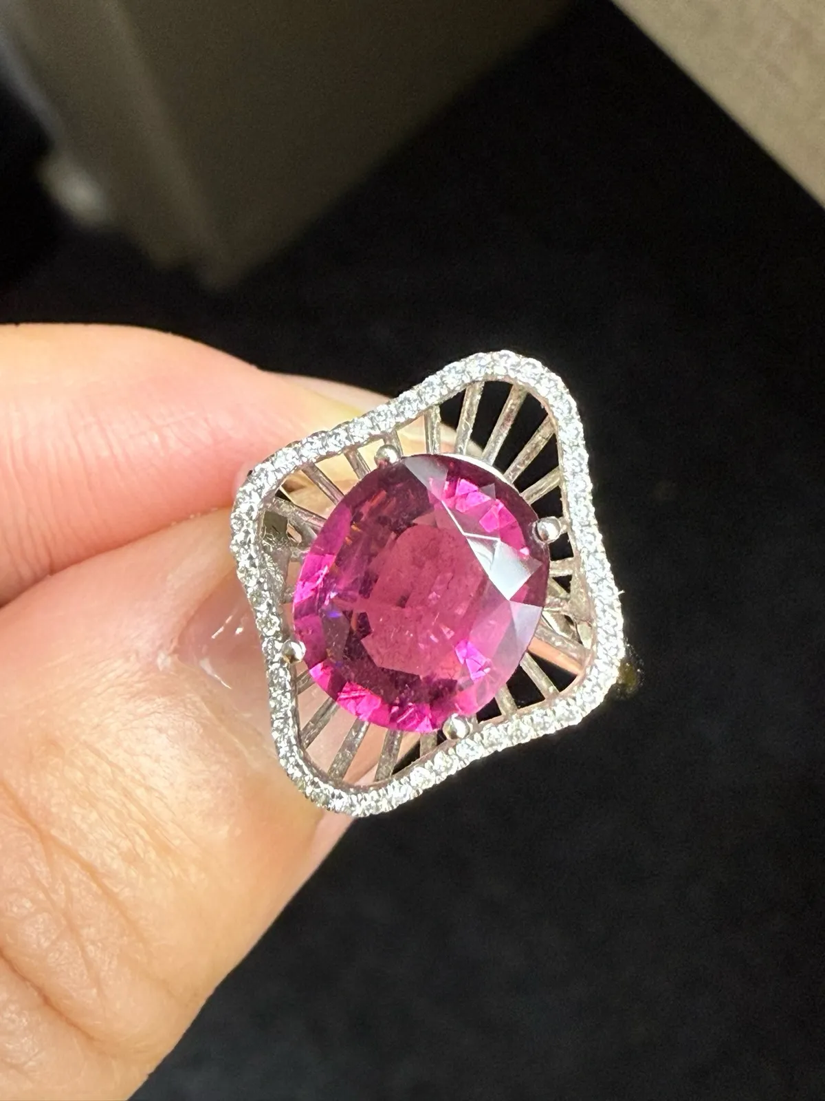 18k金镶嵌天然碧玺戒指！颜色超美！整体尺寸18.7*15.7mm，重4.186克，圈口14可改