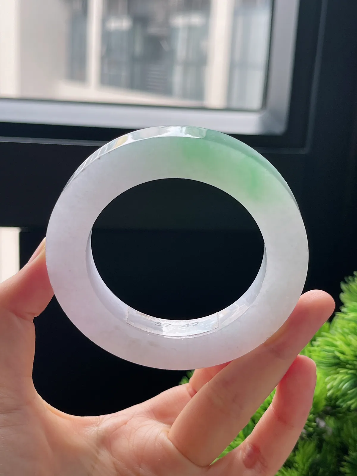 翡翠冰糯种飘绿毛坯，⭕️正圈最大做62，圆条最大做58；最小做53.6