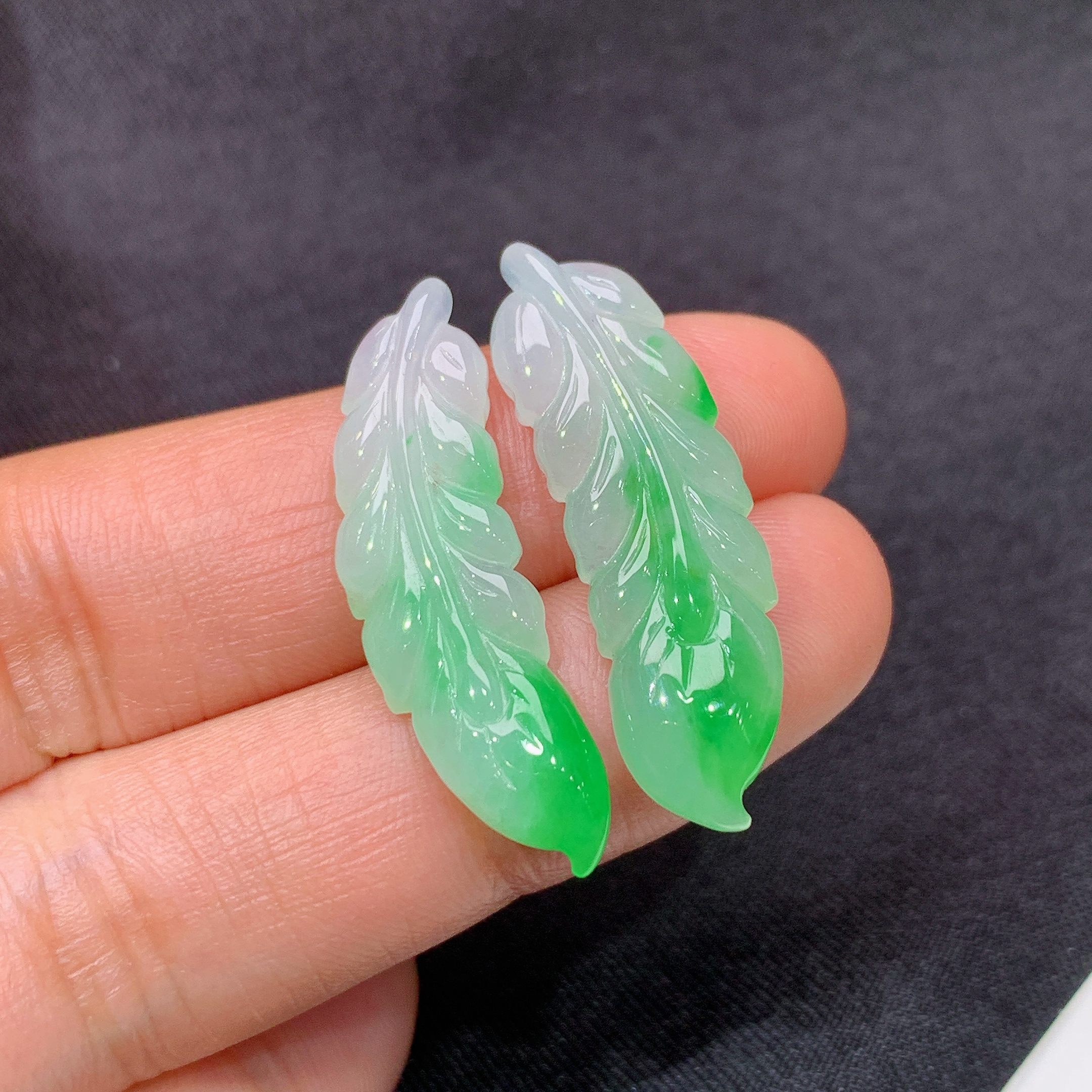 冰飘绿树叶一对，镶嵌佳品，冰润色阳，种水足，整体尺寸30.4*9.1*3.7