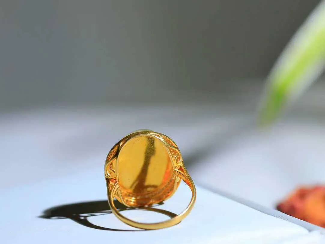 【金镶玉.戒指】

精品和田玉黄口猫眼18k金戒指 玉质细腻温润 油性十足 ，不论时光如何流转变化，这枚戒指始终闪耀着最初的光芒。精工镶嵌18K金 （保真金 可检测贵金属18K金） 重4.5克 内径16.8mm尺寸16.8-13.6mm 55142833T