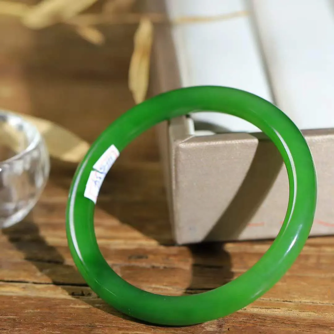 【腕间柔情.手镯】   

收藏级和田玉碧玉手镯 玉质温润细腻 油性十足 古朴秀雅 轻抚岁月的栏杆软香温玉，腕间玉镯轻轻晃动，令人情动心间，撷一缕月末的芬芳，把心思铺陈，时光静美，惟有你最温柔。重24.7克   尺寸53.3-7.4-7.5mm 17302278YY