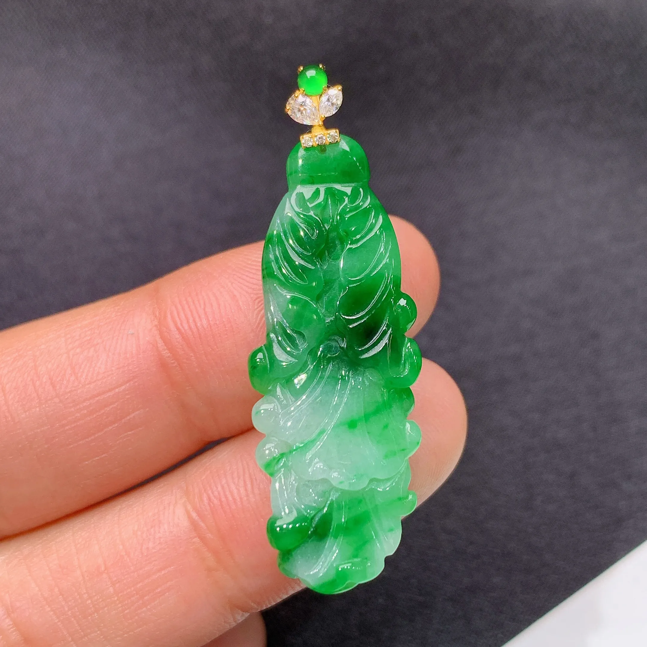 冰飘绿白菜吊坠，18k金镶嵌，冰润色阳，种水足，整体尺寸40*13.2*6