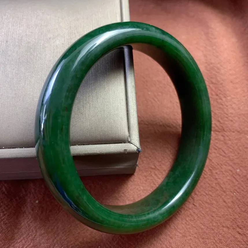 和田玉碧玉58.6圈口菠菜绿手镯，圈口58.6宽度14.1厚度8.3精品菠菜绿