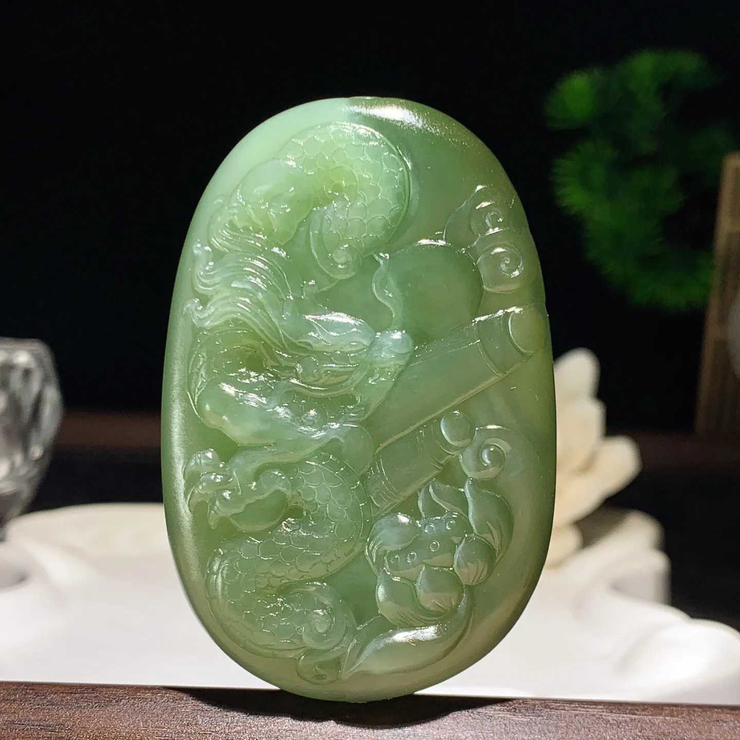 和田玉阳绿俄罗斯碧玉猫眼观音挂件。尺寸62/40/12重58克 玉质细腻油润 底色纯净 脂粉好，品质好。lt250823