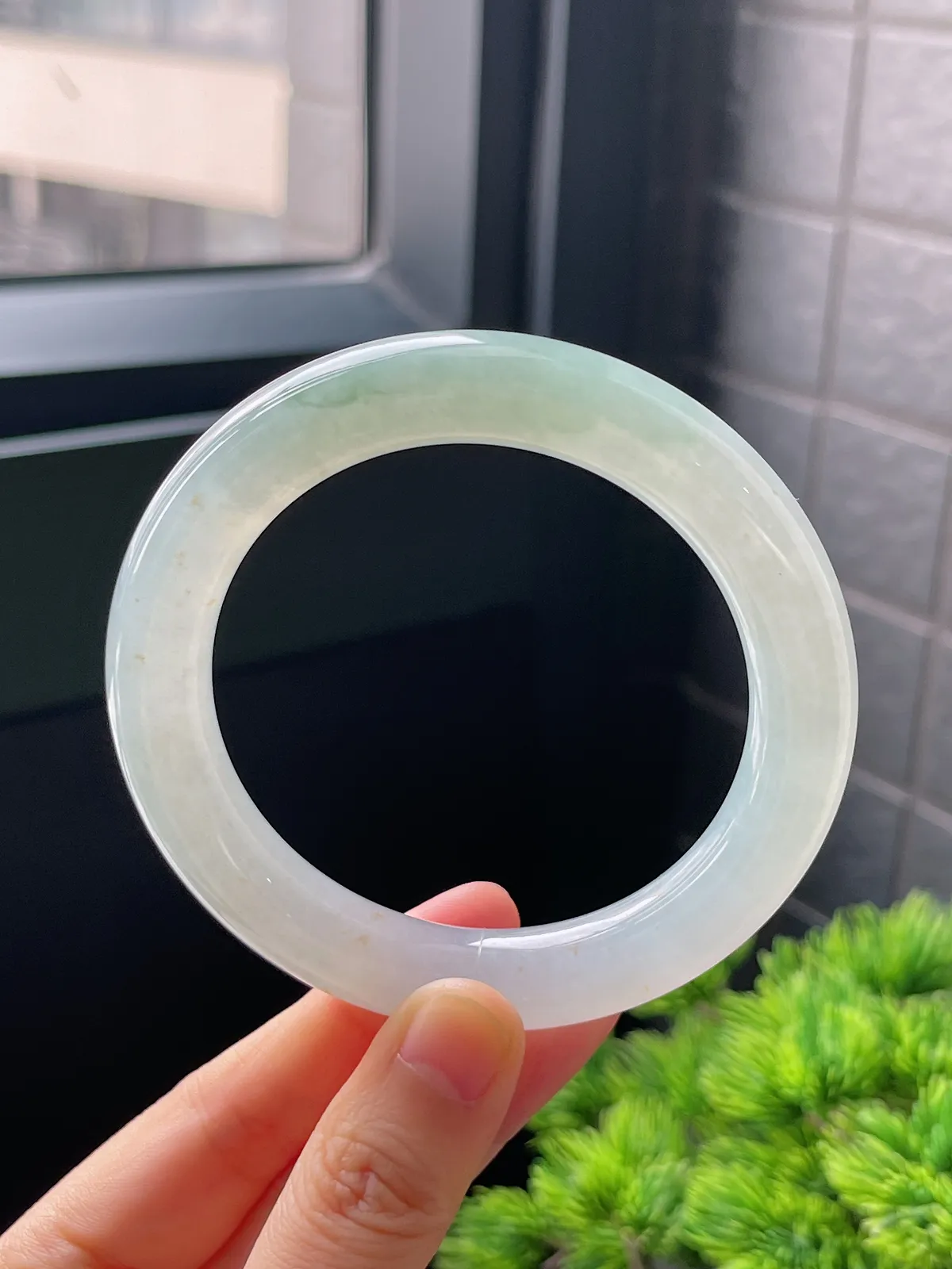 圆镯57.9圈口，翡翠冰糯种淡绿色手镯