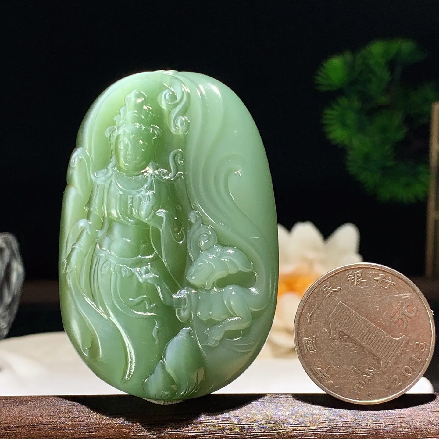 和田玉阳绿俄罗斯碧玉猫眼观音挂件。尺寸62/40/12重58克 玉质细腻油润 底色纯净 脂粉好，品质好。lt250823