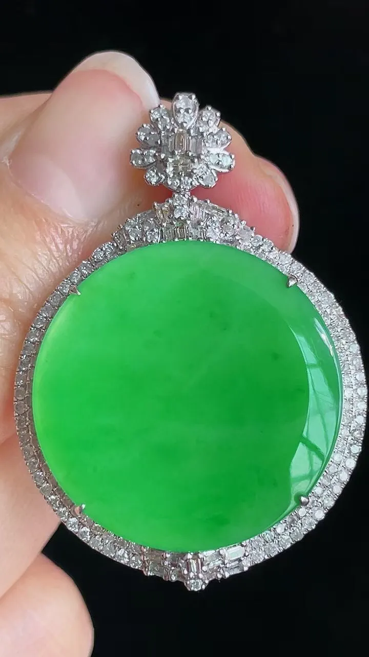 【翡翠名称】18K金镶钻冰阳绿平安无事圆牌吊坠
【翡翠尺寸】含金41.7/29.7/9mm
【翡翠描