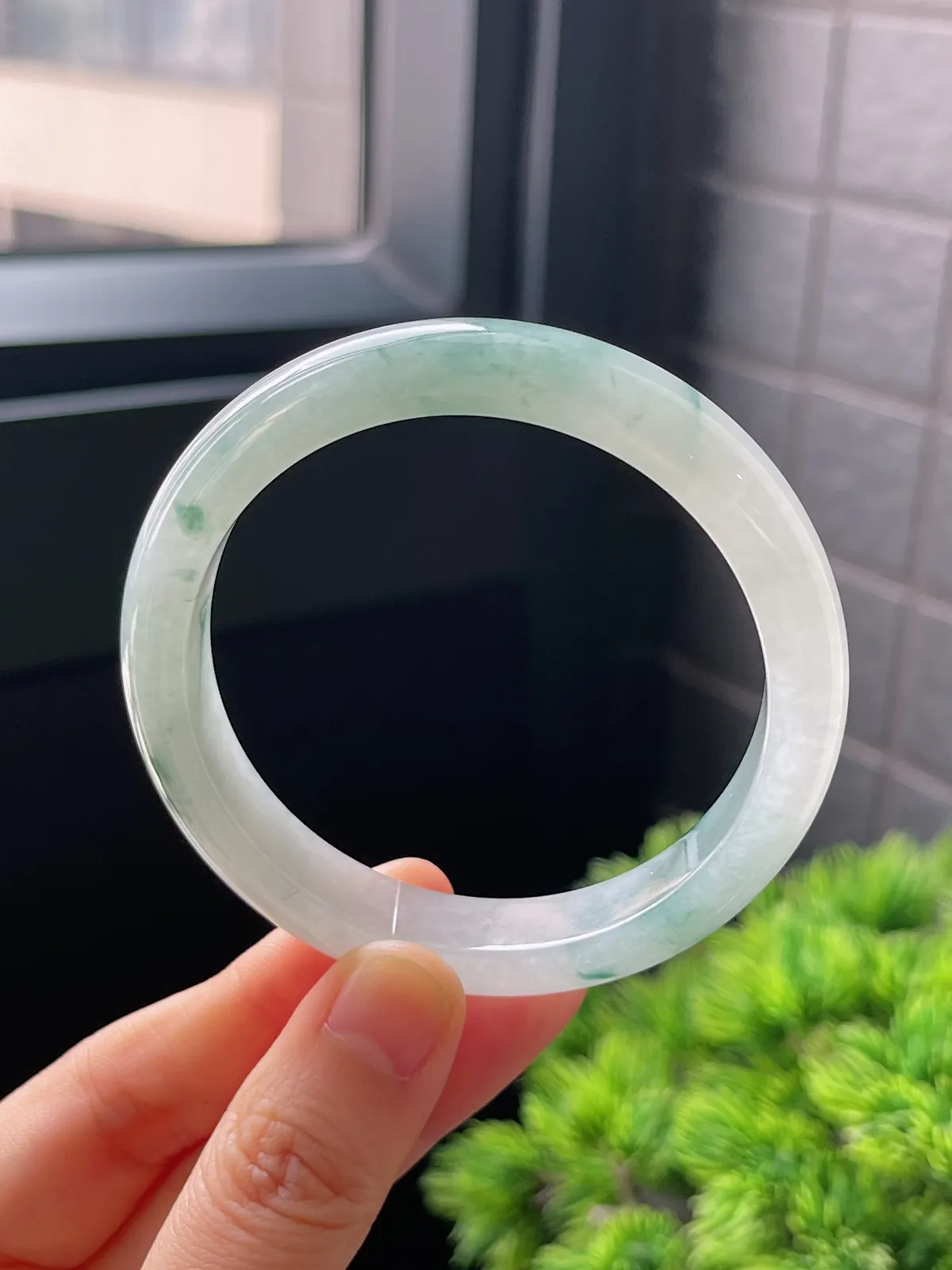 正圈55圈口，翡翠冰糯种飘绿手镯